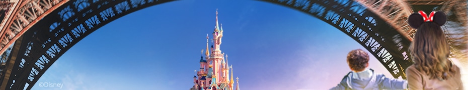 Eiffelturm mit einem Disney Schloss im Hintergrund, gesehen von einer erhöhten Perspektive.
