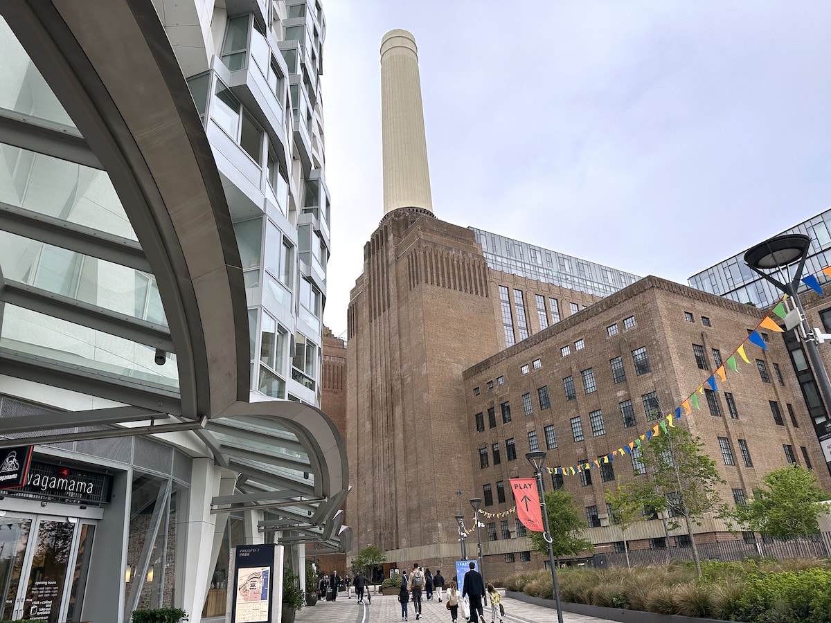 Battersea Viertel in London mit Power Station und Wohnhaus