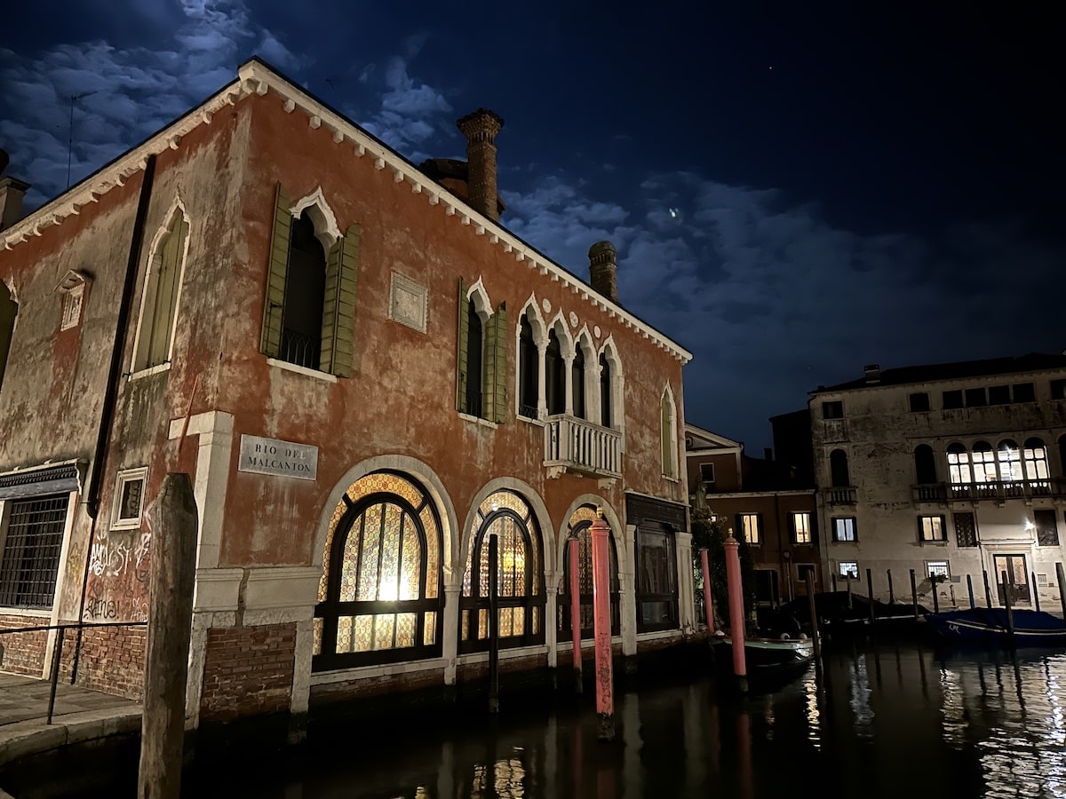 Santa Croce in Venedig am Abend