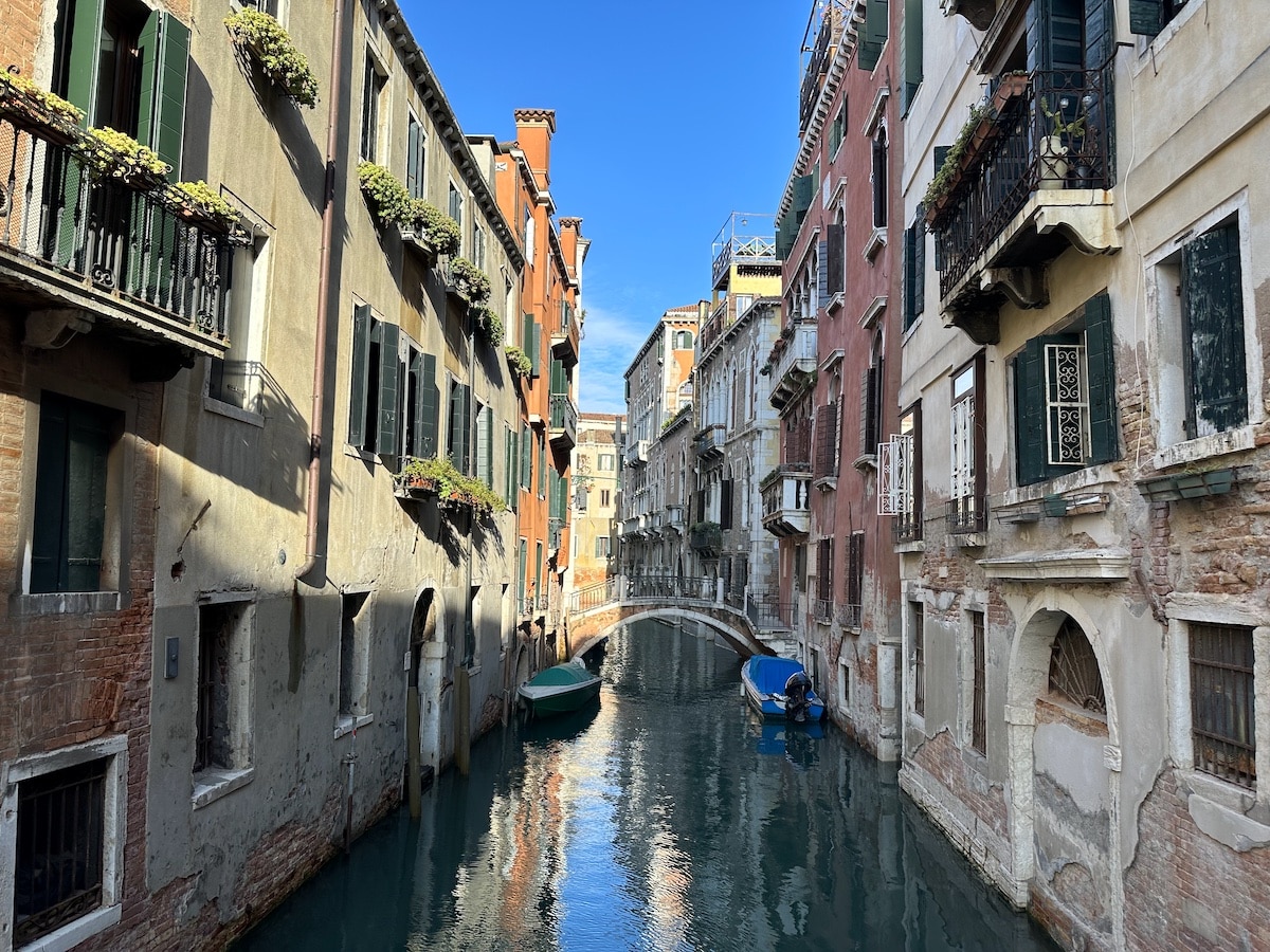 Ruhiger Kanal in Venedig