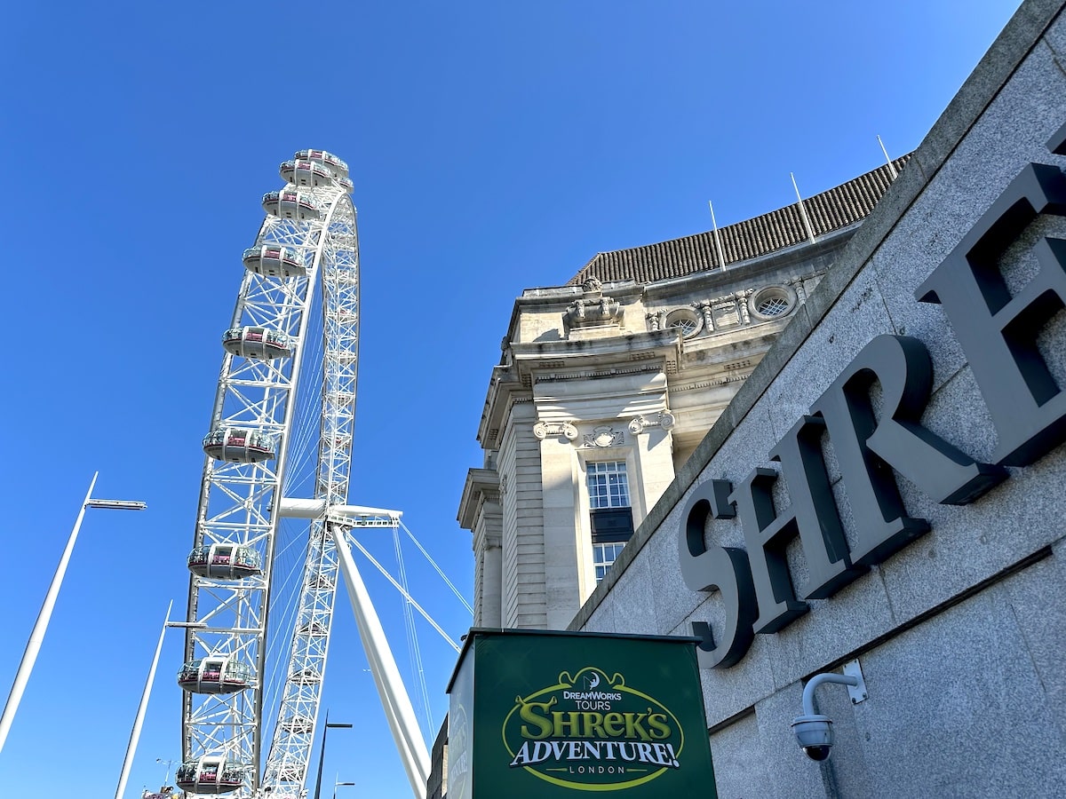 Schild vom Shrek Adventure Attraktion neben dem London Eye