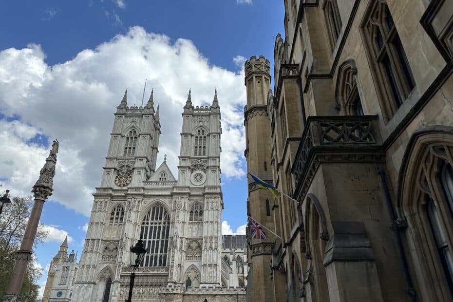 Westminster Abbey mit ihren markanten Türmen und angrenzenden historischen Gebäuden in London.