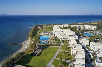 Luftaufnahme des Atlantica Beach Resorts auf der Insel Kos mit Pools und Gartenanlagen.