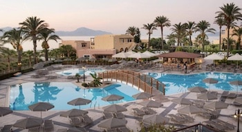 Poolanlage im Horizon Beach Resort mit Liegen und Sonnenschirmen in einer ruhigen Umgebung.