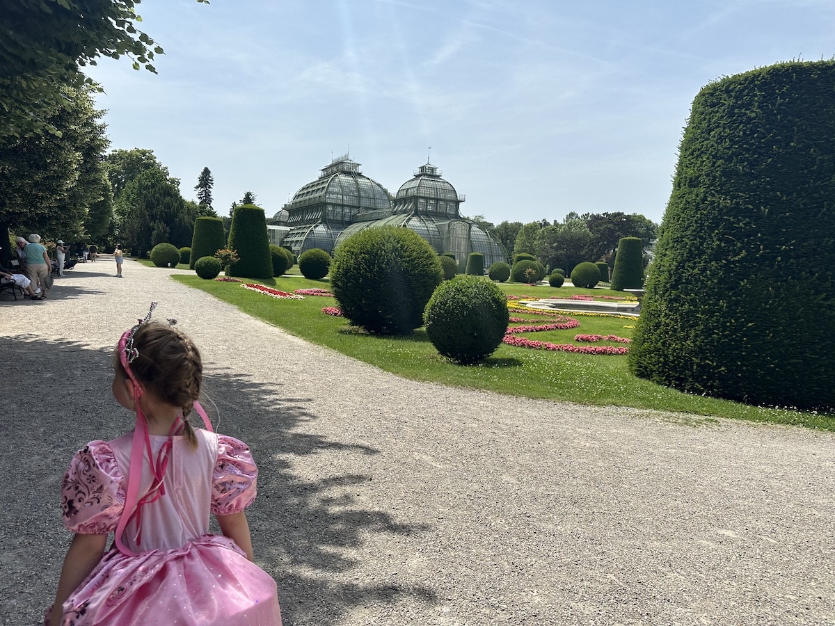 Im Schönbrunn Park mit Kind