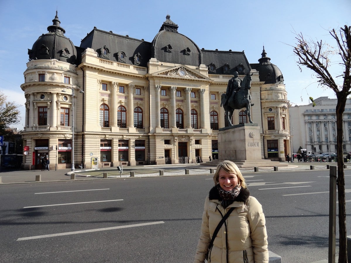 in Bukarest unterwegs vor einem historischen gebäude