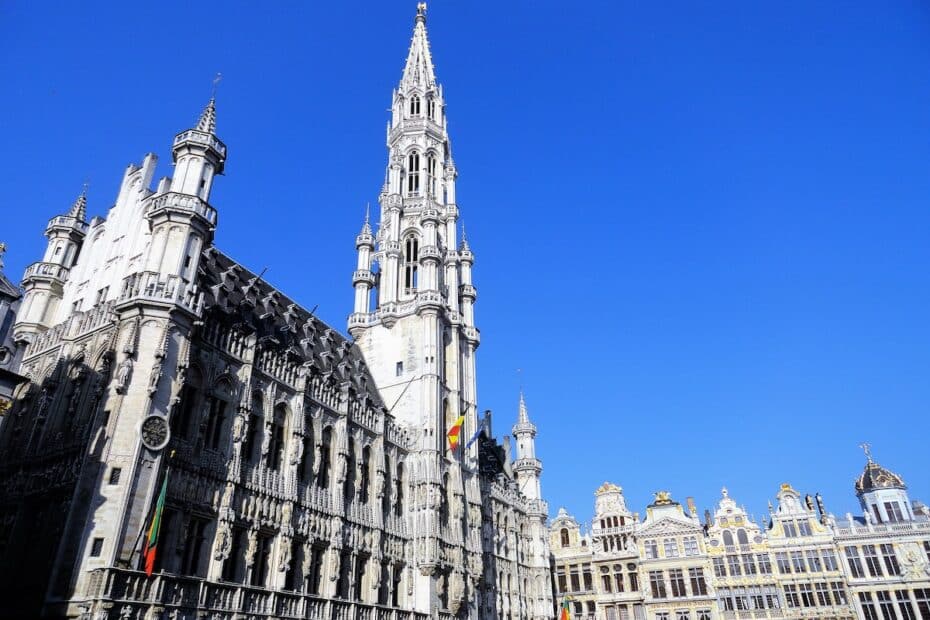 Das Rathaus von Brüssel mit einem hohen Turm und detaillierter Architektur vor klarem blauen Himmel.