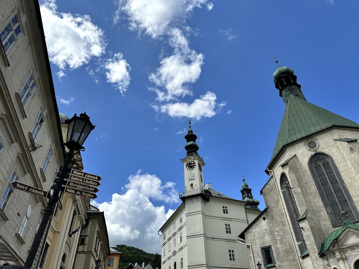 Wegweiser in der Altstadt Banská Štiavnica
