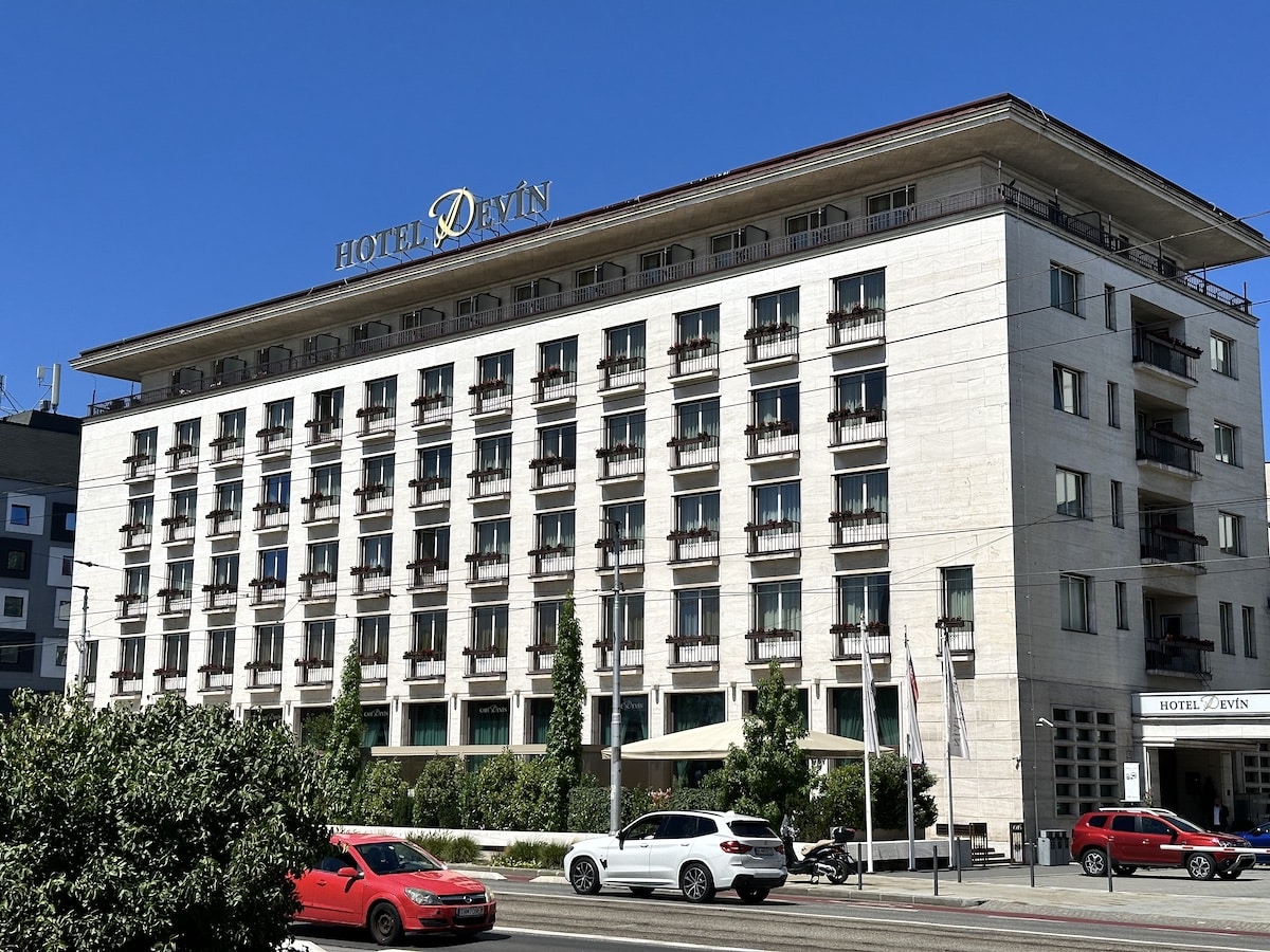Hotel Devin, ein mehrstöckiges Gebäude mit Fenstern und Balkonen in Bratislava.