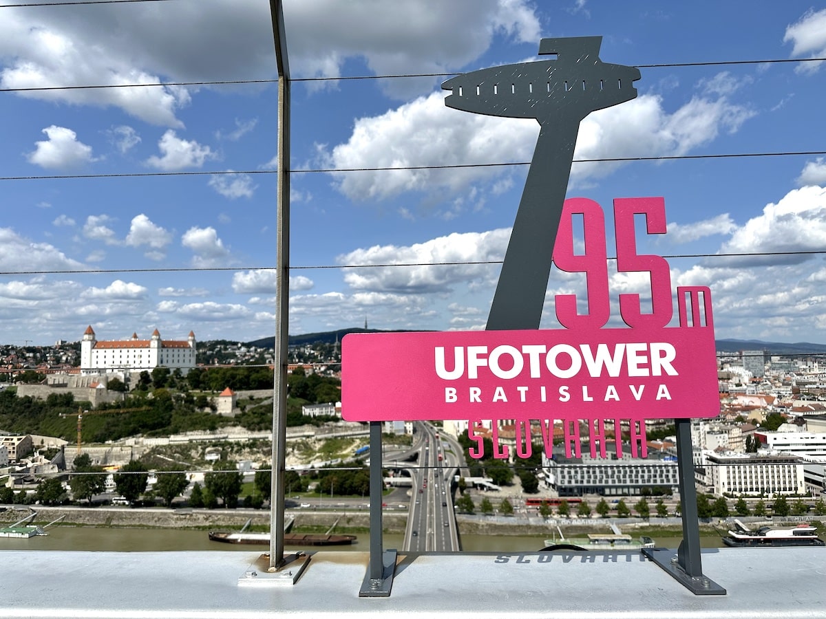 Schild des UFO-Turms in Bratislava mit der Höhe von 95 m und Blick auf die Stadt.