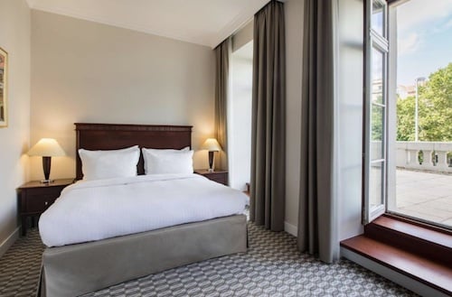 Ein Hotelzimmer mit Doppelbett, Nachttischen und Fenstern im Radisson Blu Carlton Hotel.