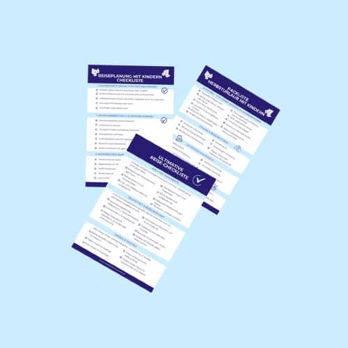 Drei Checklisten für die Küchenplanung auf einem hellblauen Hintergrund.