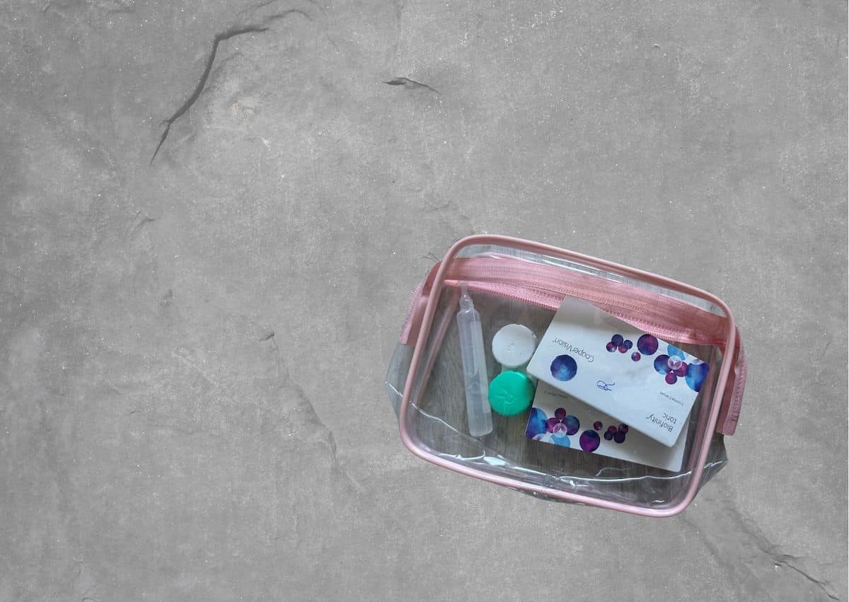 Täschen für Handgepäck mit Kontaktlinsen im Flugzeug reisen