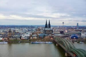 Blick auf die Kölner Skyline mit dem Kölner Dom und der Hohenzollernbrücke über den Rhein.