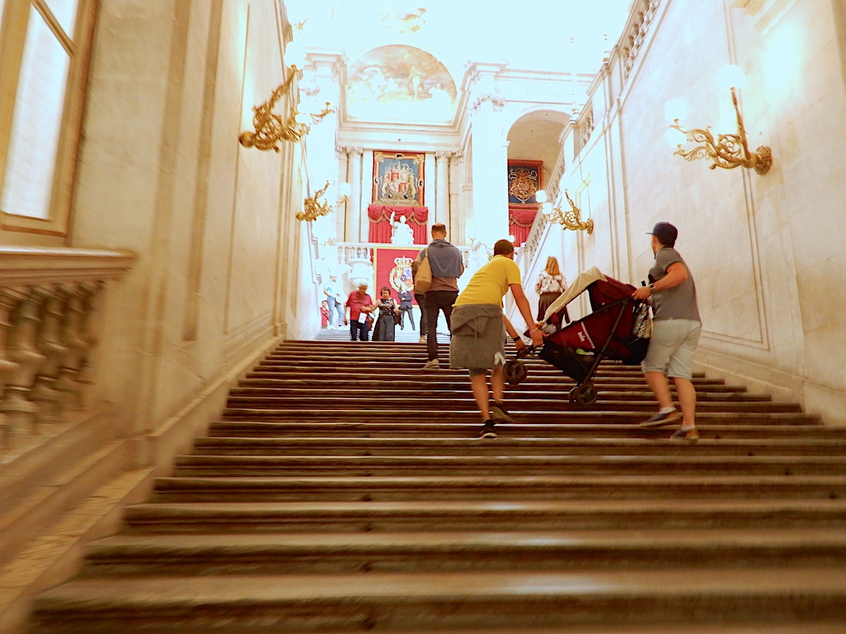 Madrid mit Kindern Buggy tragen