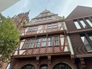 Fachwerkhaus mit bunten Verzierungen und großen Fenstern in Frankfurt am Main.