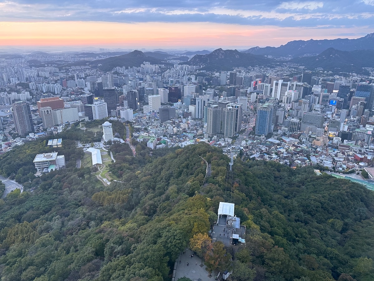Blick über Seoul Stadt bei Sonnenuntergang