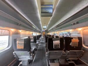 Zugabteils mit leeren Sitzen und sanfter Beleuchtung im Innenraum.