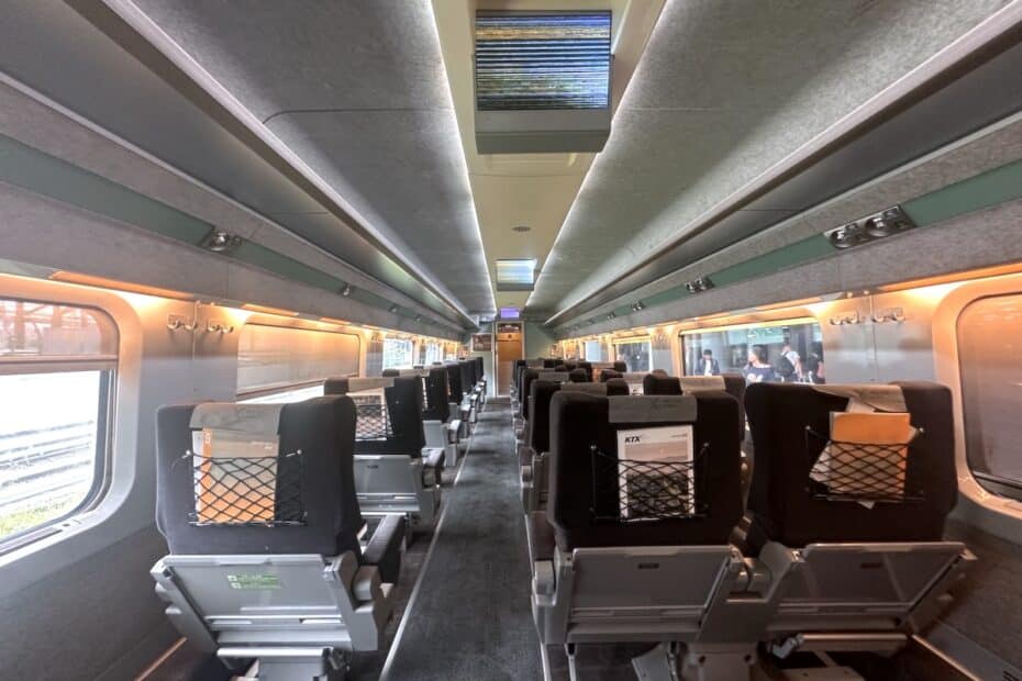 Zugabteils mit leeren Sitzen und sanfter Beleuchtung im Innenraum.