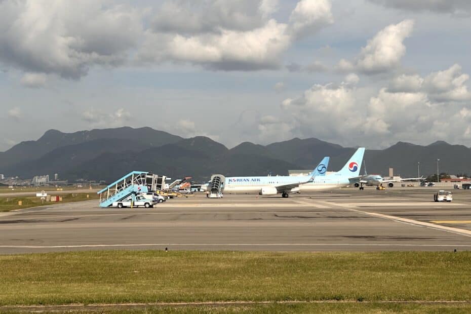 Zwei Flugzeuge auf dem Flughafen, eines mit der Aufschrift 'Jin Air' und das andere mit der Aufschrift 'Korean Air'.