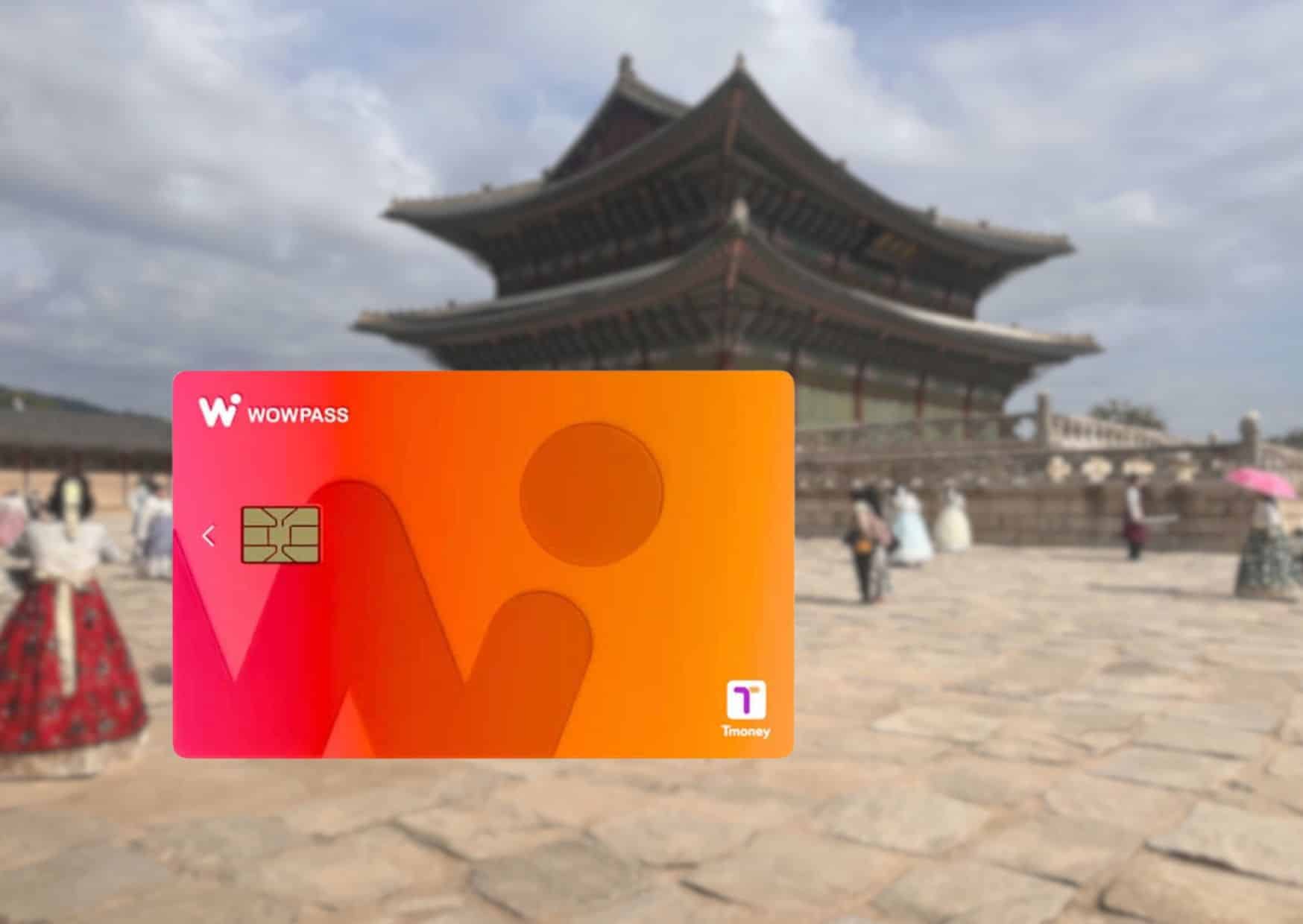 WowPass Karte mit orangefarbenem Design und Chip vor einem historischen Gebäude.