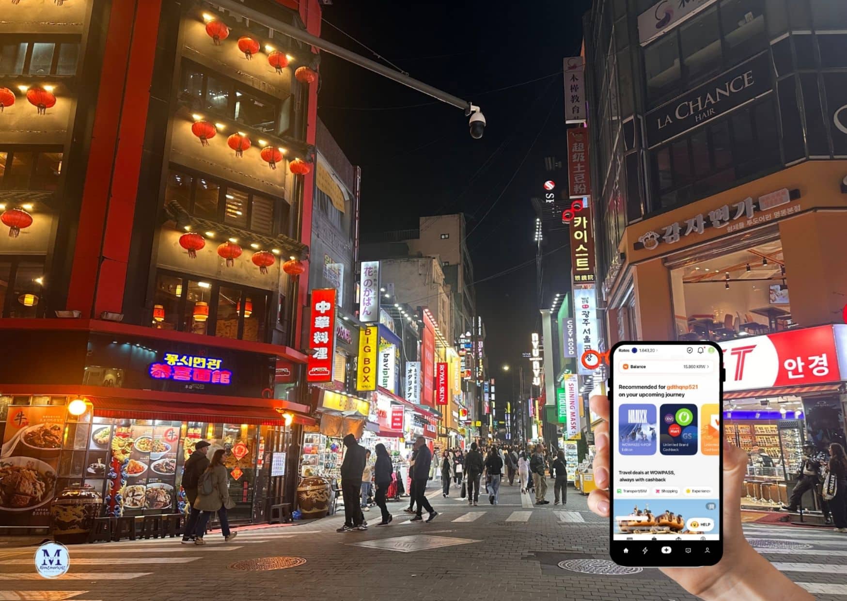 Belebte Straßenansicht mit bunten Lichtern und einem Smartphone in der Hand, das eine App zeigt.