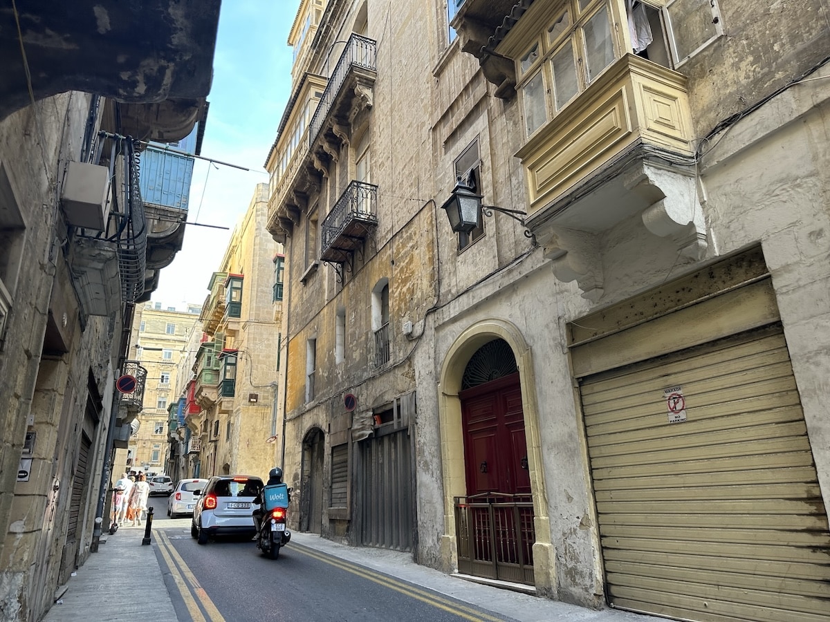 Valletta Malta Straße mit Vekehr