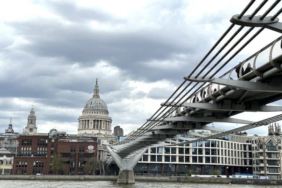 Millennium Bridge mit Blick auf die St. Paul's Cathedral und Wolken am Himmel über der Themse in London.