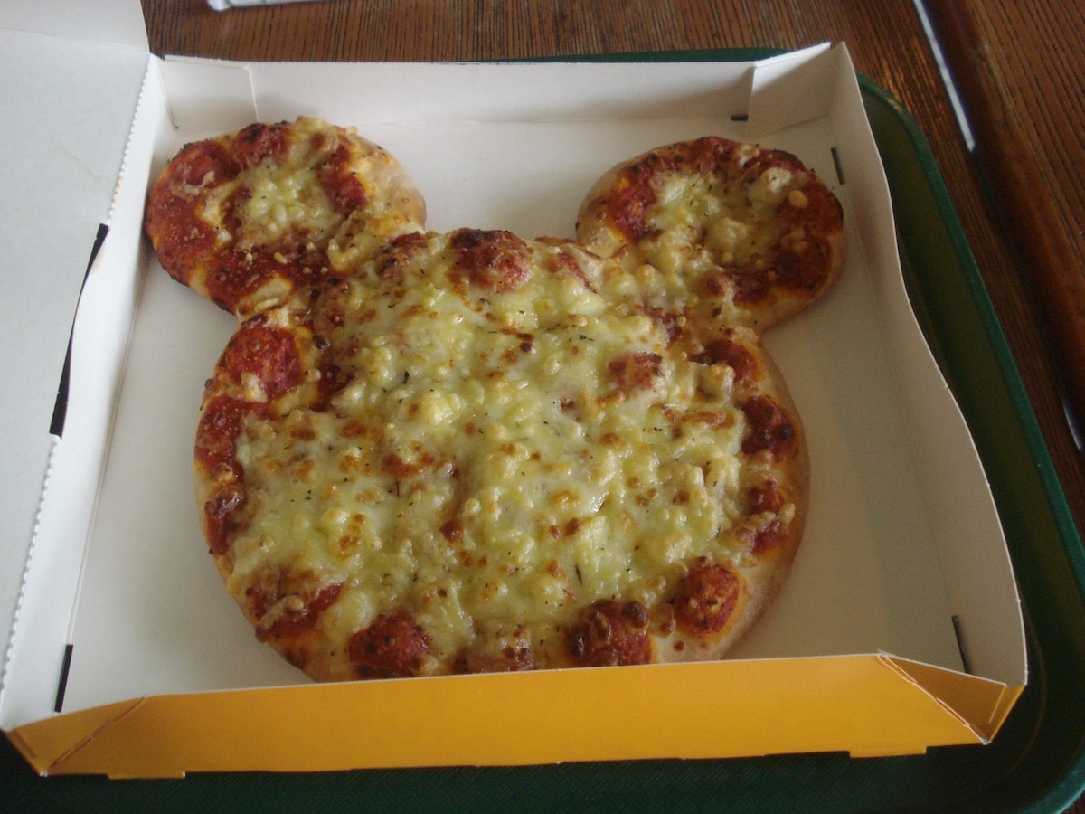 Disneyland mit Kindern Fast Food Pizza in Mickey Maus Form