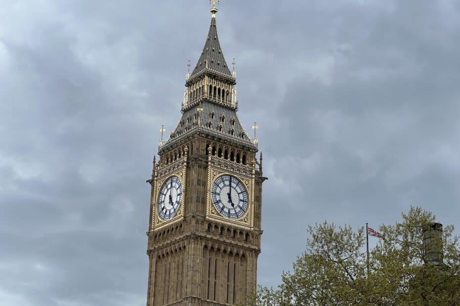 Der Elizabeth Tower mit der großen Uhr, bekannt als Big Ben, zeigt die Zeit an. Der Turm ist im neugotischen Stil erbaut.