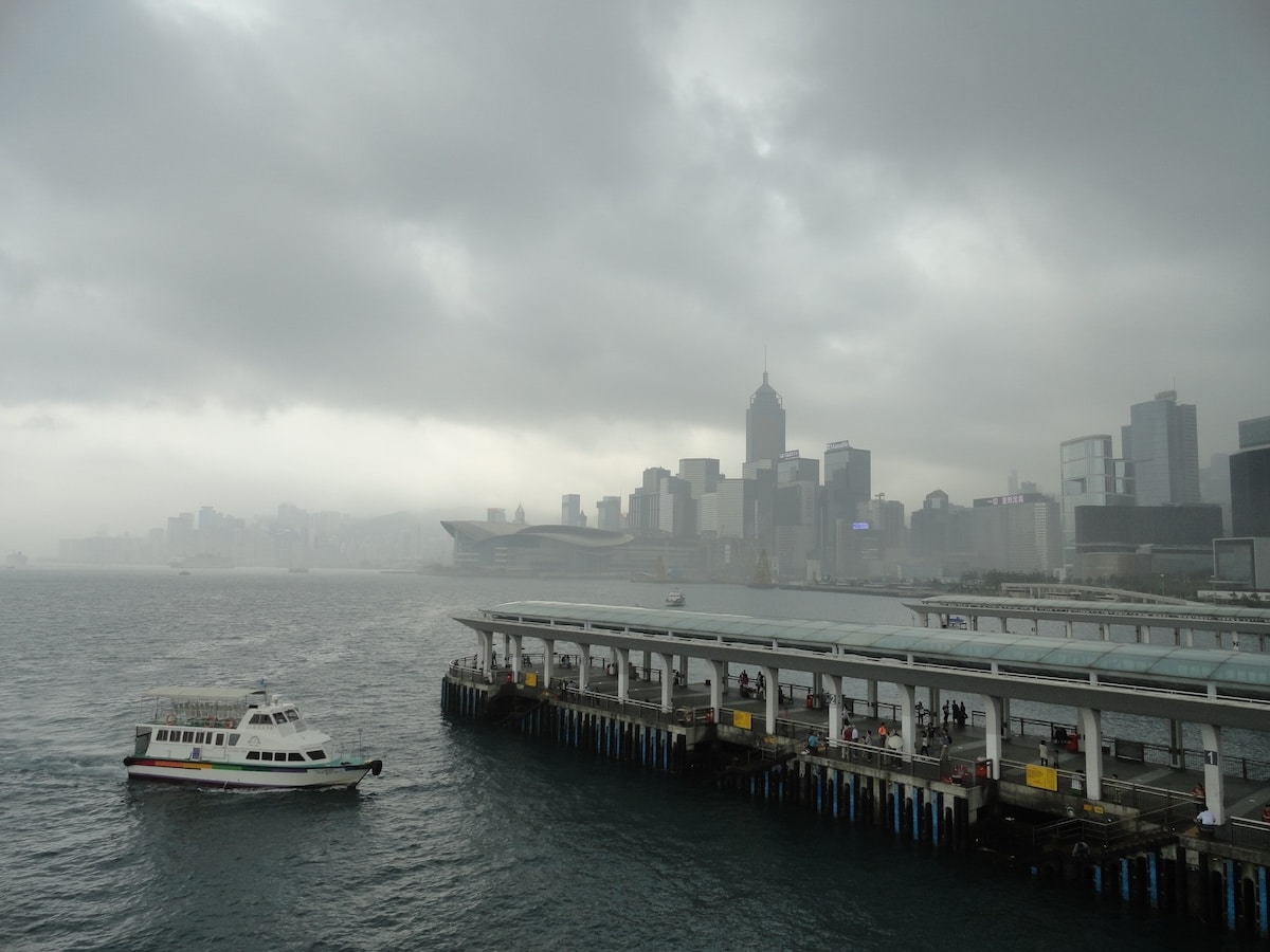 Anleger der historischen Star Ferry, die seit über 100 Jahren Kowloon mit Hong Kong Island verbindet