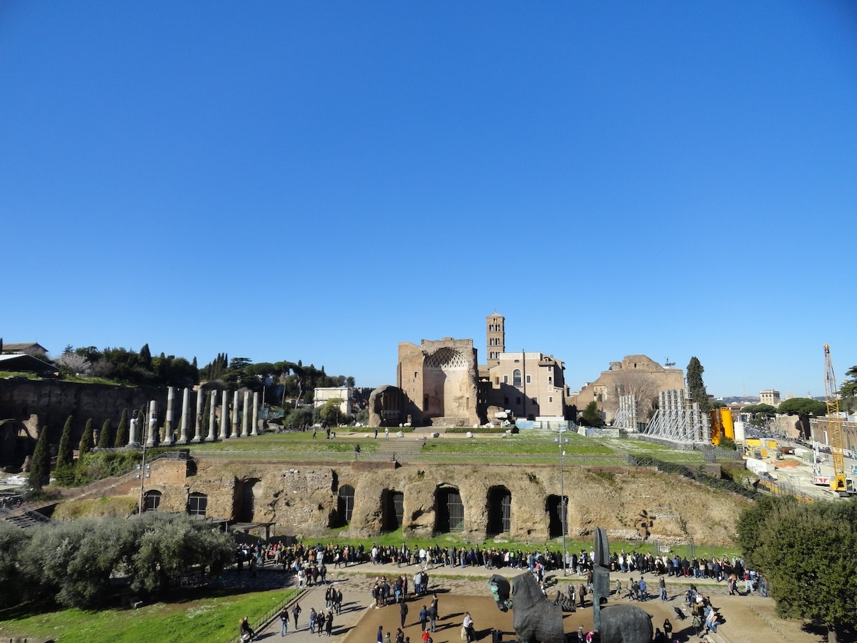 Ruinen des Tempels der Venus und Roma auf dem Forum Romanum in Rom