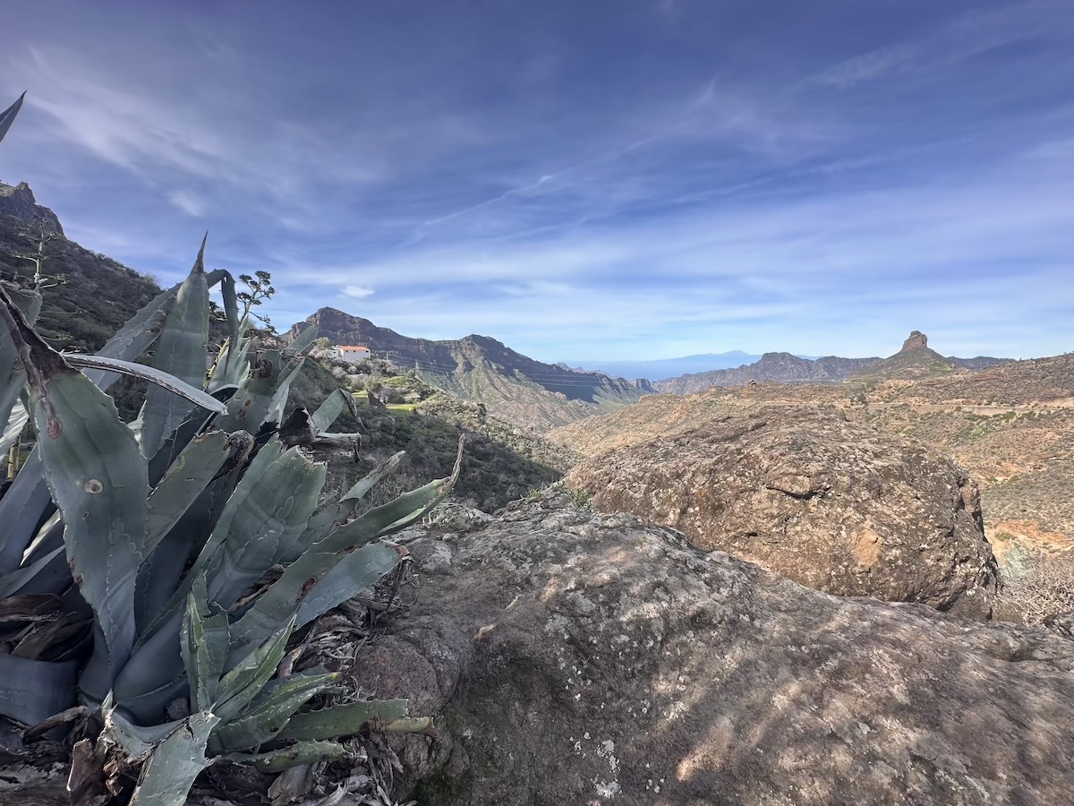 Gran Canaria Inselinneres: felsige Landschaft, markante Felsen und hardy Agaven im Vordergrund unter klarem blauen Himmel, Eindrücke bei Fataga, Tejeda und Artenara