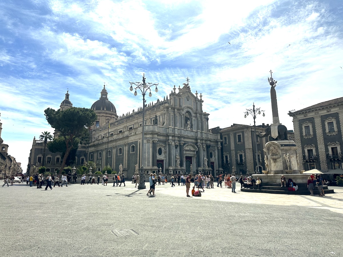 Blick auf die barocke Kathedrale Sant’Agata am Piazza del Duomo mit hellen Fassaden, schwarzem Lavastein und dem Elefantenbrunnen im Vordergrund