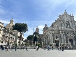 Weißer Dom von Sant’Agata auf der Piazza del Duomo in Catania, mit hellgrauem Stein und weitem Platz unter blauem Himmel.