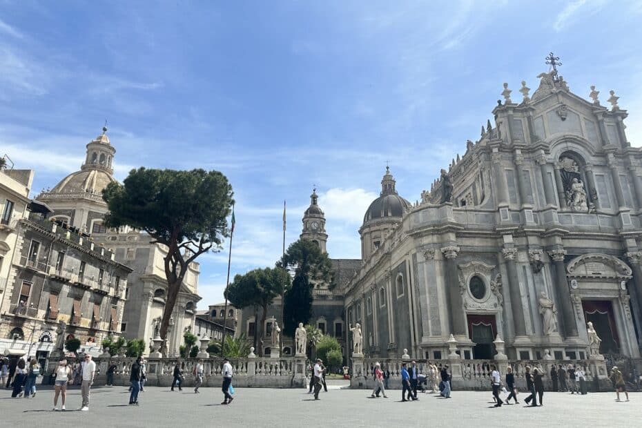 Weißer Dom von Sant’Agata auf der Piazza del Duomo in Catania, mit hellgrauem Stein und weitem Platz unter blauem Himmel.