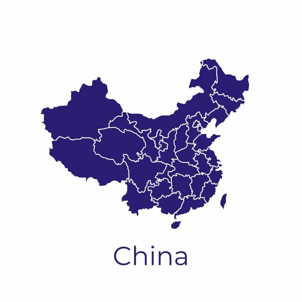 Die dunkelblaue Landkarte von China zeigt zahlreiche Provinzgrenzen und den Schriftzug „China“ darunter.