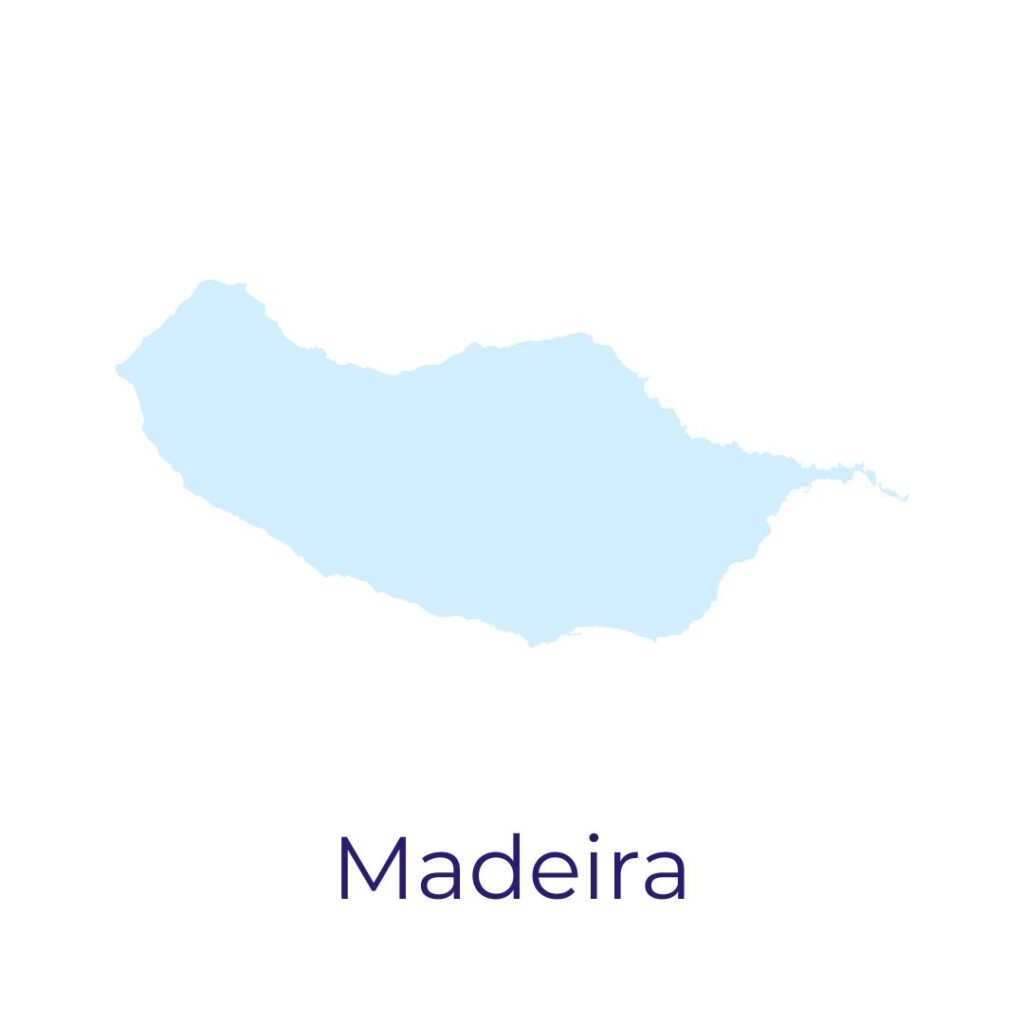 Eine hellblaue Kontur von Madeira steht über dem Schriftzug Madeira auf weißem Hintergrund im minimalistischen Stil.