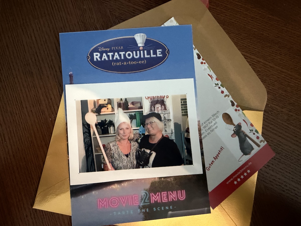 Eine gedruckte Ratatouille-Karte mit Polaroidfoto und Movie2Menu-Schriftzug erinnert an das Dinner zum Film in Berlin.