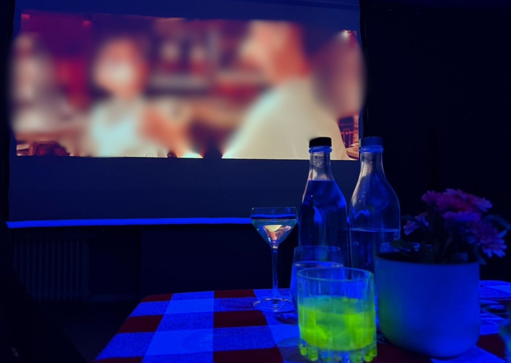 Gedeckter Tisch mit Getränken vor einer Leinwand zum Filmabend in Kreuzberg