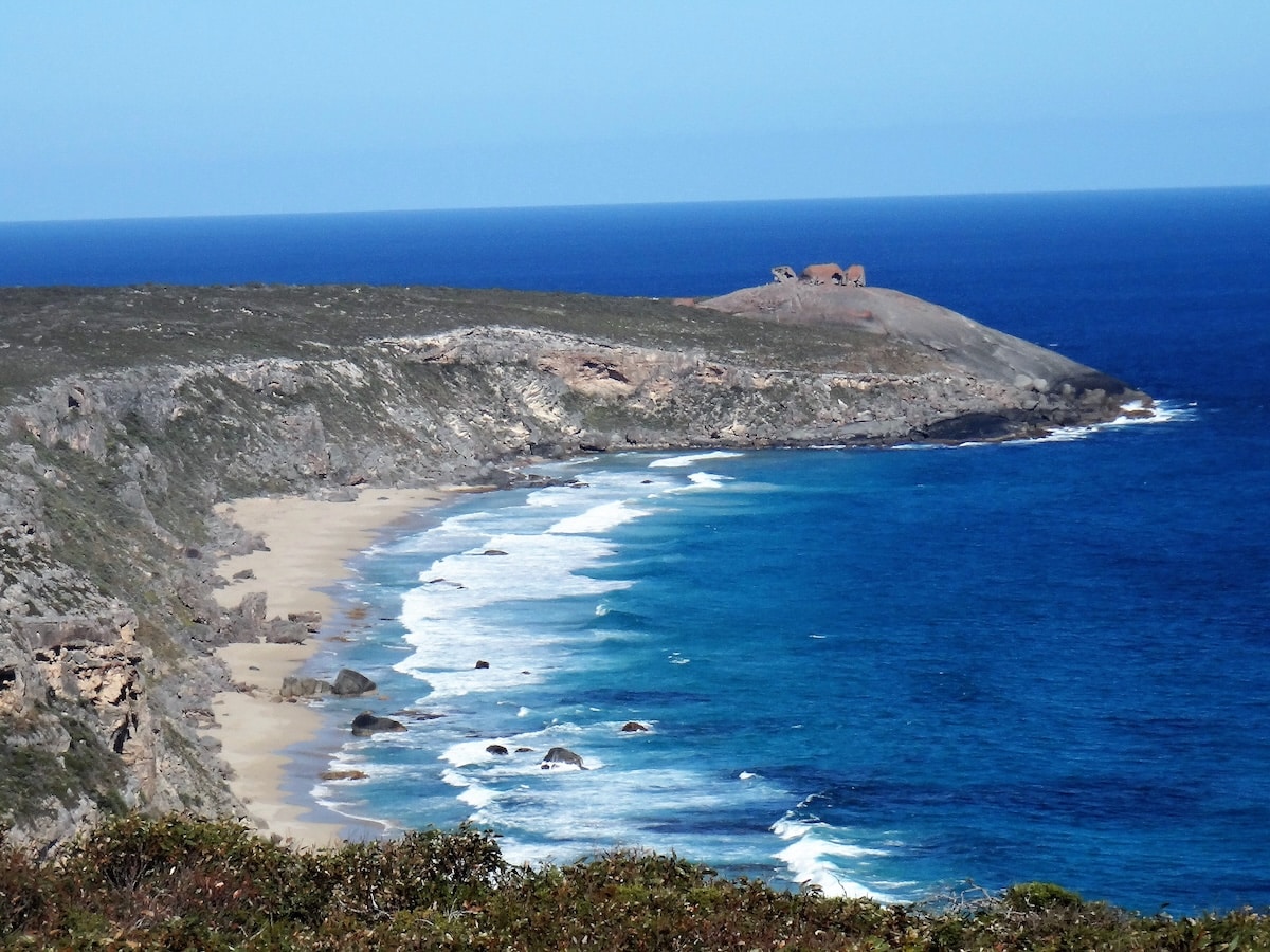 Raues Küstenpanorama auf Kangaroo Island mit türkisblauem Meer, Sandstrand und weißen Wellen