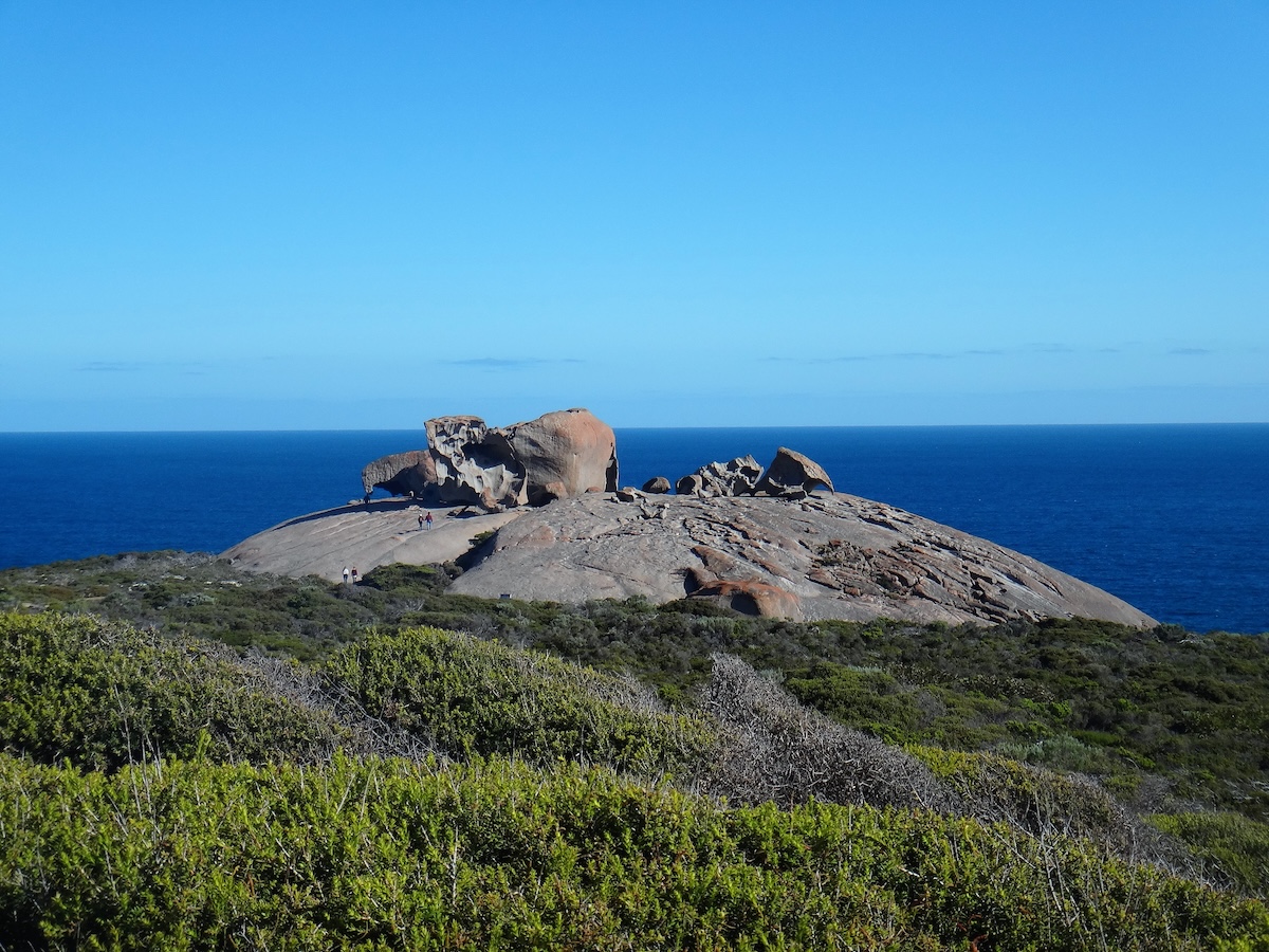Graue Granitfelsen der Remarkable Rocks ragen vor tiefblauem Meer an der Küste von Kangaroo Island auf.
