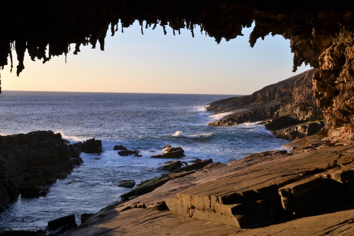 Felsige Küstenhöhle an der Brandung von Kangaroo Island mit Blick auf das Meer und die zerklüftete Küste bei Flinders Chase