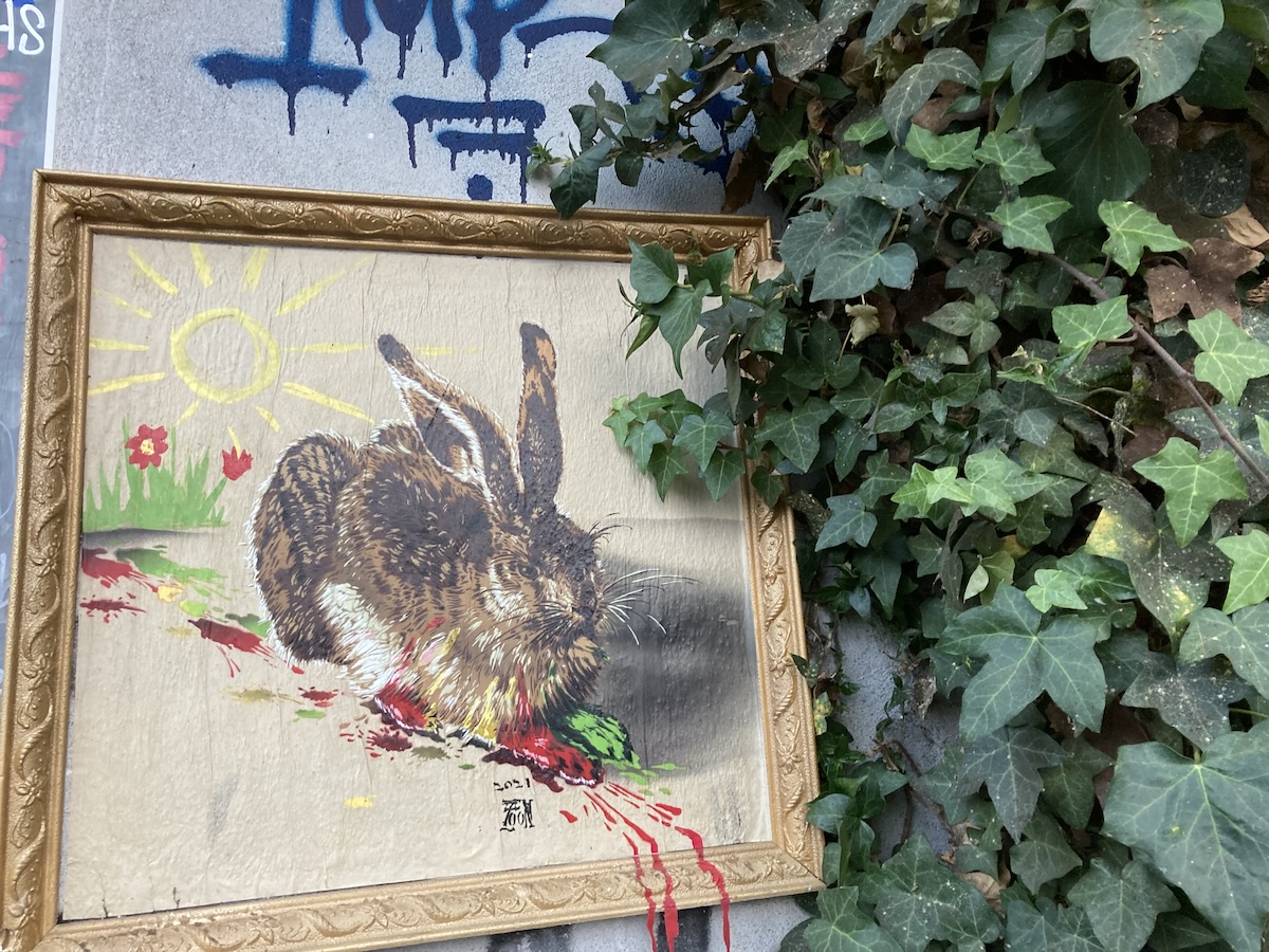 Kaninchen im goldenen Bilderrahmen als Streetart in Köln-Ehrenfeld