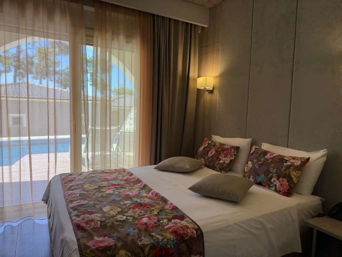 Zimmer im Alexandra Beach Thassos Spa Resort mit Terrasse und direktem Poolzugang