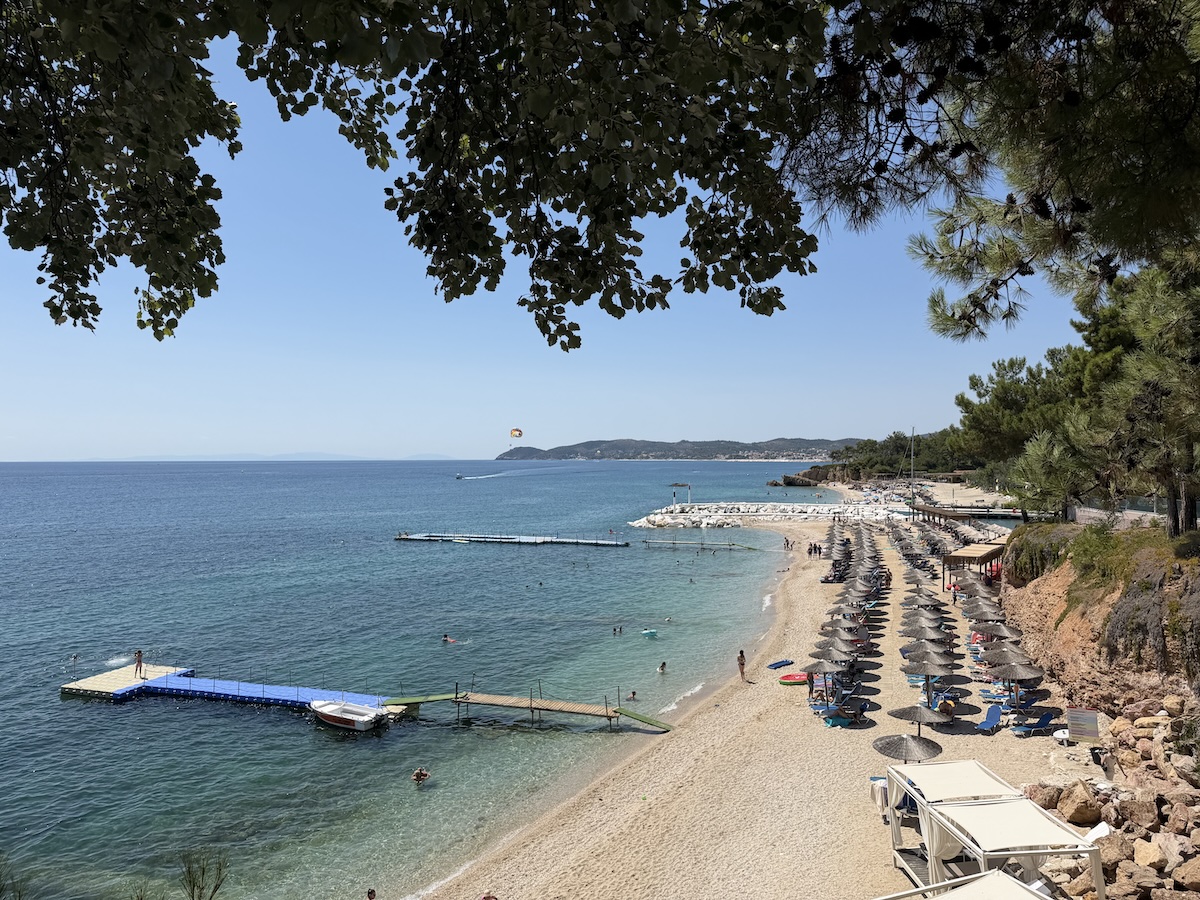Strand am Alexandra Beach Thassos Spa Resort mit Blick auf das Meer