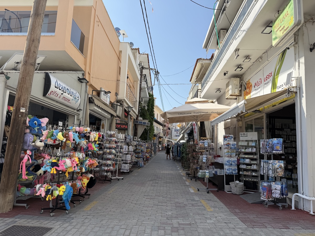 Einkaufsstraße mit kleinen Geschäften und Souvenirläden in Potos auf Thassos