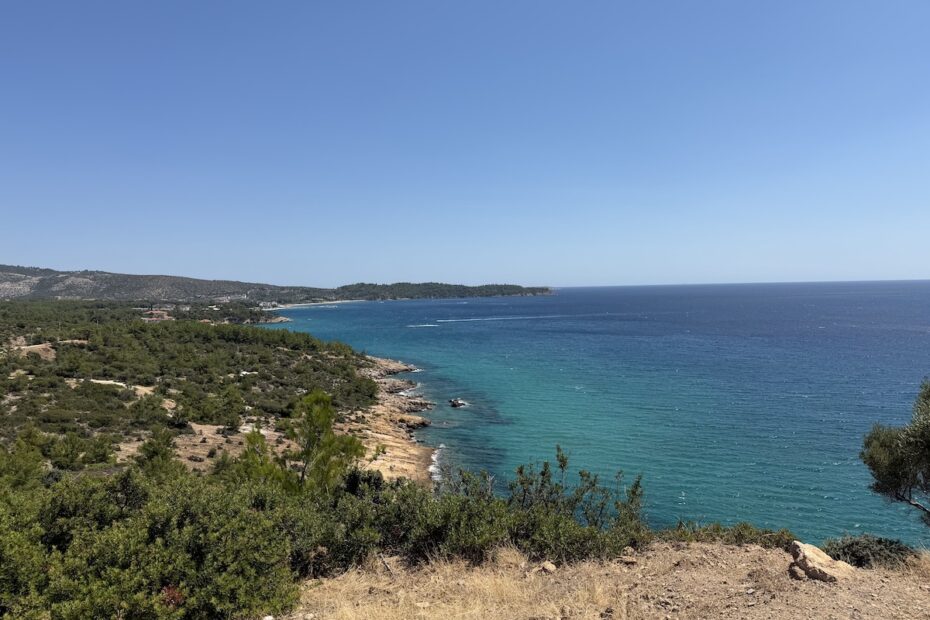 Blick auf die Küste und das türkisblaue Meer auf Thassos