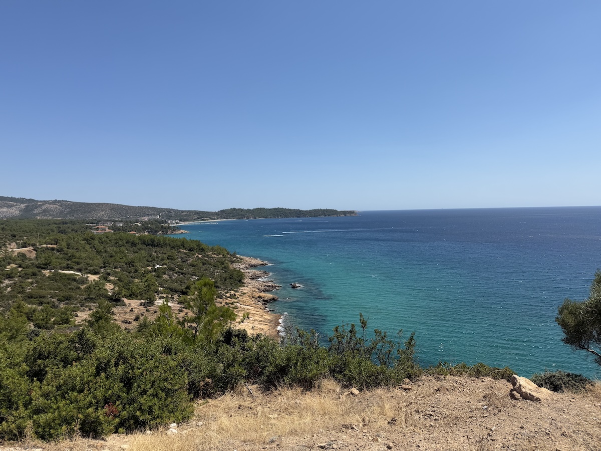 Blick auf die Küste und das türkisblaue Meer auf Thassos