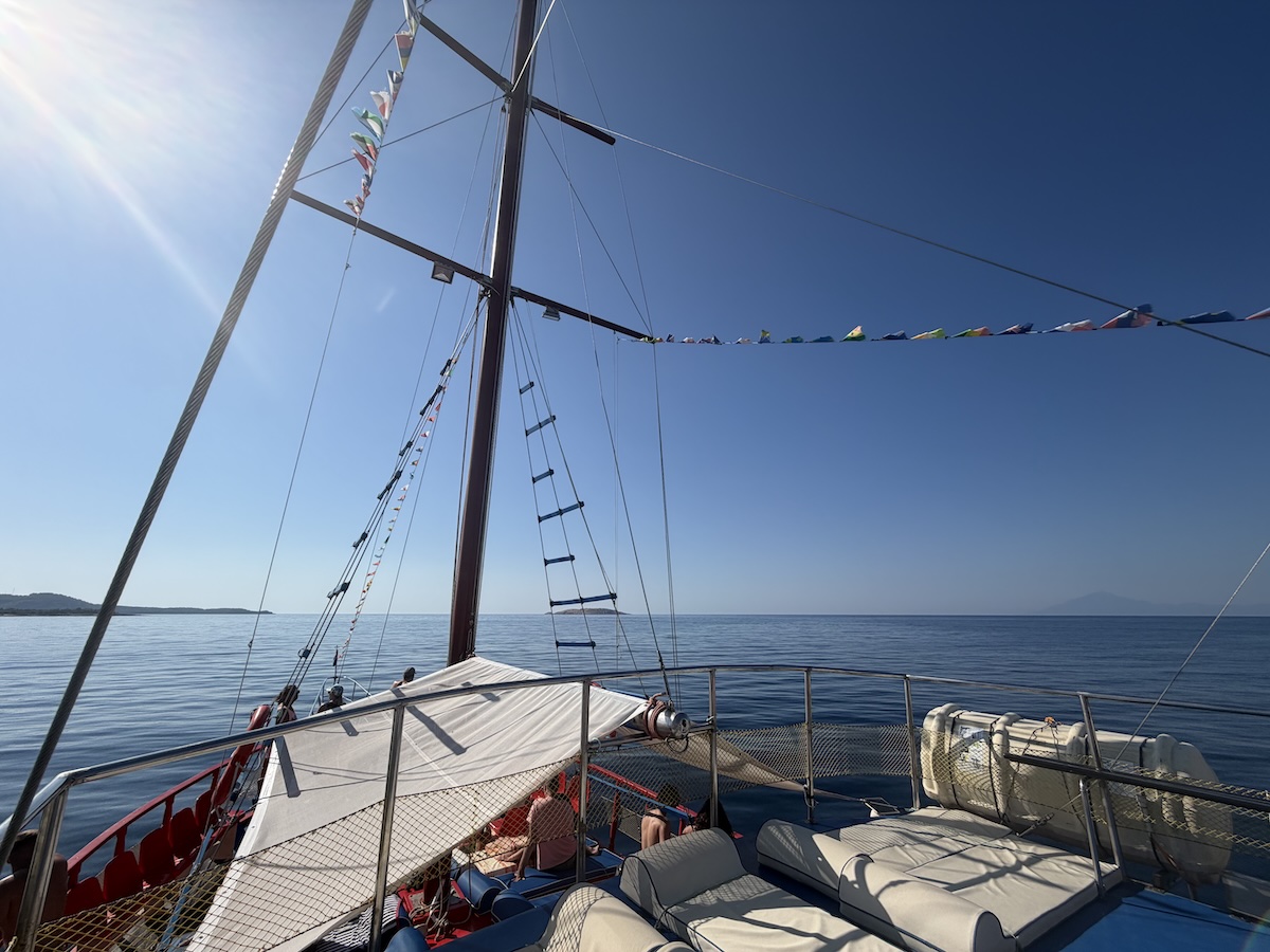 Segelboot auf dem Meer während unserer Bootstour entlang der Küste von Thassos